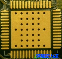這是最不好的通孔設(shè)計，貫穿通孔直接擺放于QFN的接地散熱墊上，制造上無法確保其錫量，也就無法確保焊接良好。