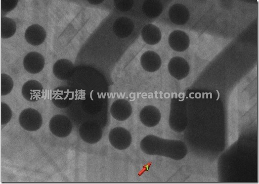 BGA因為焊墊變小，造成錫膏過多而最終形成焊接短路的結(jié)果。