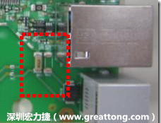 有人認(rèn)為電容旁邊已經(jīng)有螺絲將電路板固定于機(jī)殼上了，不應(yīng)該發(fā)生電路板彎曲的現(xiàn)象才對(duì)。