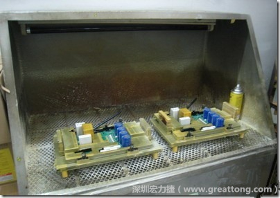 使用噴涂(Spraying)方式作業(yè)conformal coating時，需設(shè)備抽真空的設(shè)備，否則噴涂的物質(zhì)會飄散到空氣當(dāng)中，影響人體的健康。