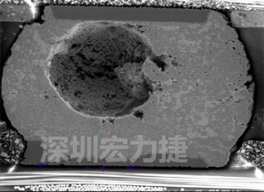 錫球氣泡大到足以影響到焊接的品質，下圖是錫球切片后的剖面，可以很明顯看到氣泡已經(jīng)有錫球的 1/3 大了
