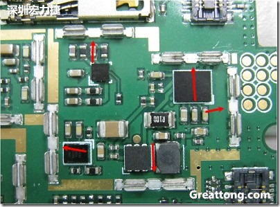 圖中顯示一塊電路板使用這種屏蔽夾(shielding clip)的實例?；旧衔覀冊趶澖堑牡胤蕉荚O計擺放了一個屏蔽夾，這樣可以讓作業(yè)員比較方便安裝屏蔽罩(shielding can)時的對位準確。然后在其他沒有屏蔽夾的地方也設計了一些接地的布線，一來可以稍微提升屏蔽罩的電磁隔絕能力，另一方面也可以為屏蔽夾無效時，馬上可以更改為屏蔽框，而無需要重新設計電路板。