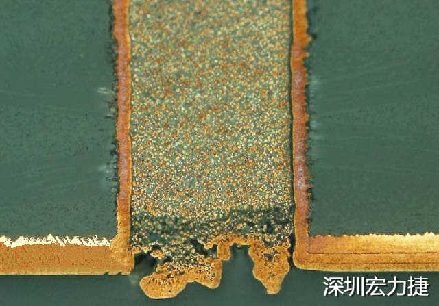 PCB設(shè)計(jì)之導(dǎo)電孔塞孔工藝 導(dǎo)電孔Via hole又名導(dǎo)通孔，為了達(dá)到客戶(hù)要求，導(dǎo)通孔必須塞孔，經(jīng)過(guò)大量的實(shí)踐，改變傳統(tǒng)的鋁片塞孔工藝，用白網(wǎng)完成板面阻焊與塞孔。生產(chǎn)穩(wěn)定，質(zhì)量可靠。