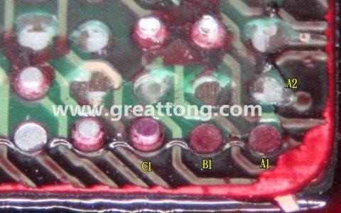 下圖是紅墨水測試后將PCB板子拿回來側(cè)一個角度拍攝的照片，就可以很清楚的看到錫球黏在PCB端，或不在PCB端。