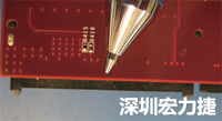 連接器邊緣稍突出于電路板的邊緣。