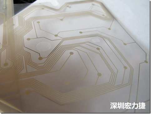 下面第二個圖則是另一片也有著按鍵線路的PTF，當上、下兩面PTF的按鍵結(jié)點互相接觸后就可以計算出是哪個按鍵被按下了?？墒钱敯存I沒有按下時，上下兩片PTF的線路則是分開的，所以上圖那片PTF的線路上面其實還另外覆蓋了另一層透明的PET作為絕緣層，只露出了需要在鍵盤按下時才會碰觸的接觸點，因為這些材質(zhì)使用的都是Polymer，所以才撐這樣的技術(shù)為Polydome(聚合簧片)。