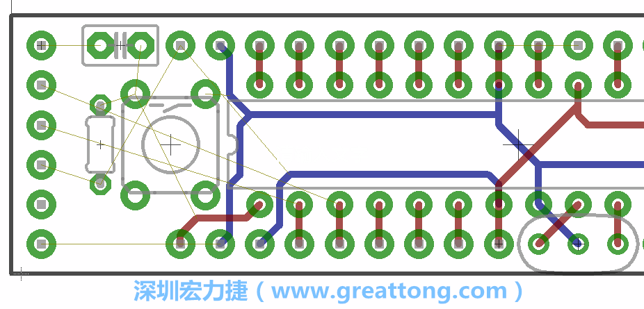 到目前為止，你應(yīng)該只剩下四個(gè)部分還未進(jìn)行布線，10K重置上拉電阻器、重置電容和1×6的序列排針。