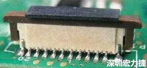 一開始的 connector 把 塑膠蓋子(cap) 塞到了 connector 的接觸彈片內(nèi)側(cè)。