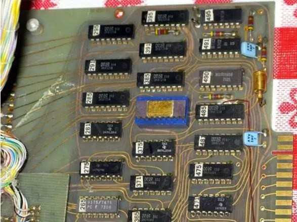 1972年開(kāi)發(fā)的一塊基于Intel 8008的計(jì)算機(jī)中的印刷電路板。(資源來(lái)源：DigiBarn計(jì)算機(jī)博物館)